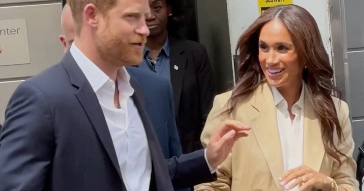 Ça faisait longtemps ! Meghan et Harry se retrouvent enfin, le prince se fait discret devant son épouse, chic dans son ensemble Ralph Lauren