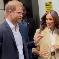 Ça faisait longtemps ! Meghan et Harry se retrouvent enfin, le prince se fait discret devant son épouse, chic dans son ensemble Ralph Lauren