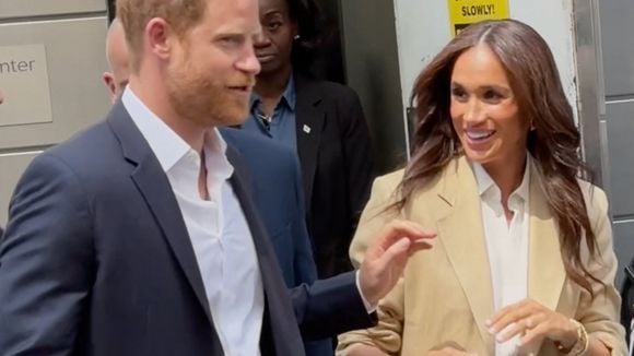 Ça faisait longtemps ! Meghan et Harry se retrouvent enfin, le prince se fait discret devant son épouse, chic dans son ensemble Ralph Lauren