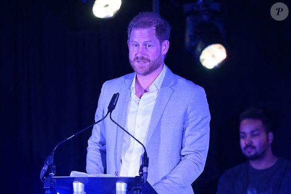 Le duc de Sussex lors d'une visite au Community Recording Studio (CRS) à Nottingham, à l'occasion de l'annonce d'un don substantiel à l'association Children in Need pour l'aider dans son travail de lutte contre la violence qui touche les jeunes. © PA Photos/ABACA