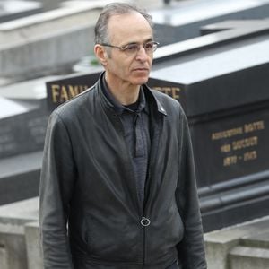 Jean-Jacques Goldman lors des obsèques de Véronique Colucci au cimetière communal de Montrouge, le 12 avril 2018.