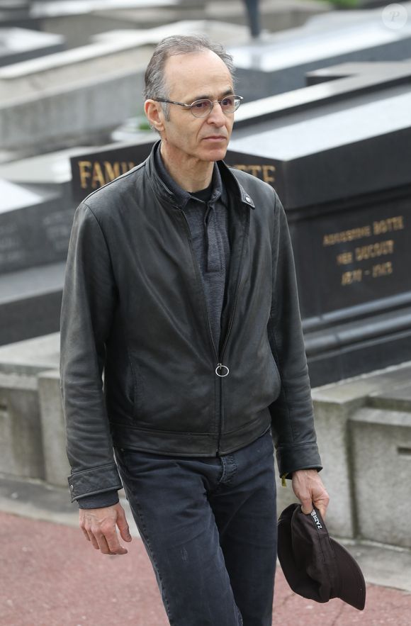 Jean-Jacques Goldman lors des obsèques de Véronique Colucci au cimetière communal de Montrouge, le 12 avril 2018.
