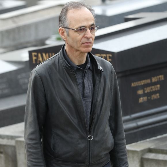 Jean-Jacques Goldman lors des obsèques de Véronique Colucci au cimetière communal de Montrouge, le 12 avril 2018.
