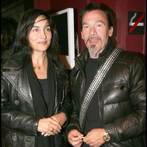 En proie à de gros problèmes financiers, le chanteur n'est plus en odeur de sainteté sur la scène musicale, et certaines rumeurs tombent dans les oreilles d’Azucena. Heureusement, l’Argentine ne s’est pas fiée aux préjugés.

Florent Pagny et sa femme Azucena lors du spectacle de Dany Boon, "Trop stylé" à L'Olympia à Paris, en novembre 2009.

RINDOFF-GUIREC / BESTIMAGE