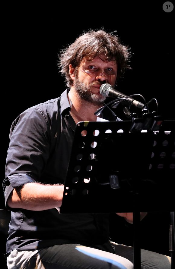 Exclusif - Bertrand Cantat (ex-membre du groupe "Noir Désir" et actuel membre du groupe "Détroit") fait une pause dans sa carrière musicale et se lance dans une tournée de lecture de textes poétiques avec deux musiciens autour de lui. Son nouveau spectacle de lecture (Condor Live) est tiré du livre "Condor" de Caryl Ferey. C'est une oeuvre allégorique et hallucinée, d'un couple fuyant la mort dans le Chili d'après Pinochet. Cenon, le 22 septembre 2016.
© Patrick Bernard/ Bestimage
