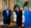 Elles étaient toutes les deux très élégantes en bleu

Le roi Charles III d'Angleterre, Elke Budenbender, Camilla Parker Bowles, reine consort d'Angleterre, Frank-Walter Steinmeier, le président allemand - Le roi Charles III et la reine Camilla, ainsi que le président allemand Frank-Walter Steinmeier et son épouse Elke Budenbender, admirent des pièces de la collection royale dans le salon vert du château de Windsor (Berkshire), au premier jour de la visite d'État au Royaume-Uni du président de la République fédérale d'Allemagne. Date de la photo : mercredi 3 décembre 2025.  
© PA Photo/ Bestimage