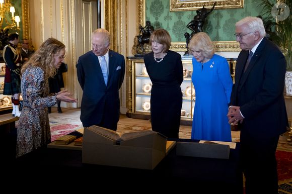 Elles étaient toutes les deux très élégantes en bleu

Le roi Charles III d'Angleterre, Elke Budenbender, Camilla Parker Bowles, reine consort d'Angleterre, Frank-Walter Steinmeier, le président allemand - Le roi Charles III et la reine Camilla, ainsi que le président allemand Frank-Walter Steinmeier et son épouse Elke Budenbender, admirent des pièces de la collection royale dans le salon vert du château de Windsor (Berkshire), au premier jour de la visite d'État au Royaume-Uni du président de la République fédérale d'Allemagne. Date de la photo : mercredi 3 décembre 2025.  
© PA Photo/ Bestimage