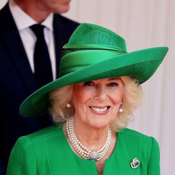 Le roi Charles III d'Angleterre, Camilla Parker Bowles, reine consort d'Angleterre, le prince William, prince de Galles, et Catherine (Kate) Middleton, princesse de Galles, accueillent le couple présidentiel français le président Emmanuel Macron et sa femme la Première Dame Brigitte Macron sur Datchet road à Windsor, Royaume Uni, le 8 juillet 2025. © Dominique Jacovides/Bestimage