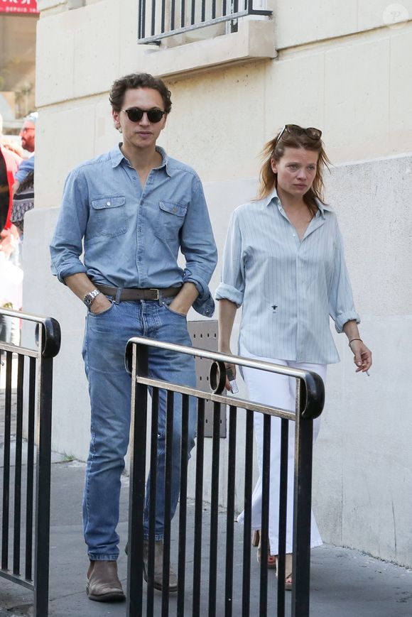 Exclusif - Le chanteur Raphaël et sa compagne Mélanie Thierry - Après l'hommage à Philippe Cerboneschi (Zdar), le cortège de la famille et des proches se dirige à pied de la place Marcel Aymé vers le Cimetière de Montmartre à Paris le 2 juillet 2019. 
Crédit : Agence /Bestimage