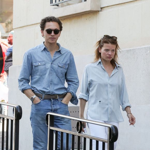 Exclusif - Le chanteur Raphaël et sa compagne Mélanie Thierry - Après l'hommage à Philippe Cerboneschi (Zdar), le cortège de la famille et des proches se dirige à pied de la place Marcel Aymé vers le Cimetière de Montmartre à Paris le 2 juillet 2019. 
Crédit : Agence /Bestimage