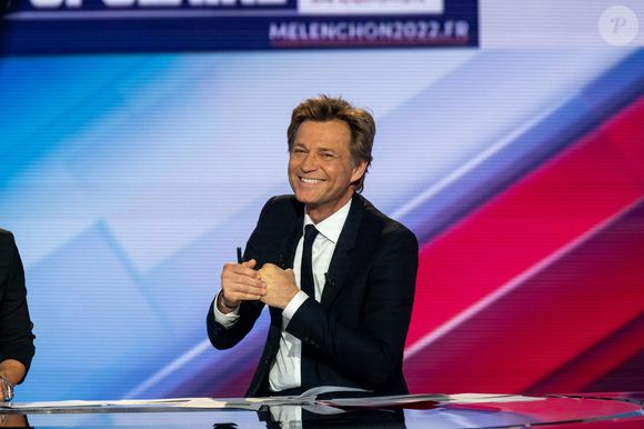 Laurent Delahousse sur le plateau de l'émission spéciale sur les élections présidentielles de la télévision publique française France 2, à Paris, France le 24 avril 2022. Photo par Ammar Abd Rabbo/ABACAPRESS.COM