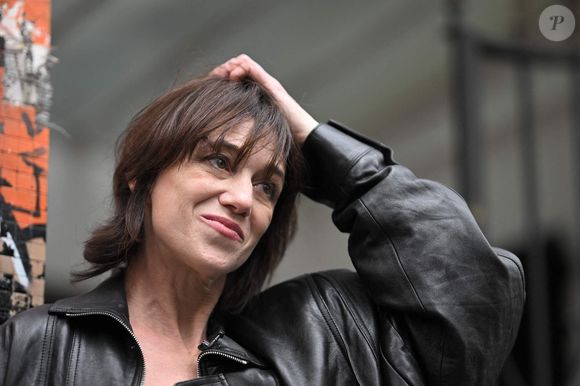 La ministre française de la Culture Rachida Dati et Charlotte Gainsbourg lors de la cérémonie de dévoilement de la plaque "Maison des Illustres" à la Maison Gainsbourg à Paris, France, le 2 avril 2024. Photo by Eliot Blondet/ABACAPRESS.COM