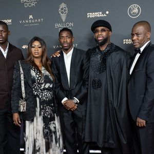 Moustapha Diatta, Fatimata Dembele, Ousmane Dembélé et Ousmane Dembélé Sr au photocall de la 69ème cérémonie du Ballon D'Or 2025 au théâtre du Châtelet à Paris, France, le 22 septembre 2025. © Cyril Moreau/Bestimage