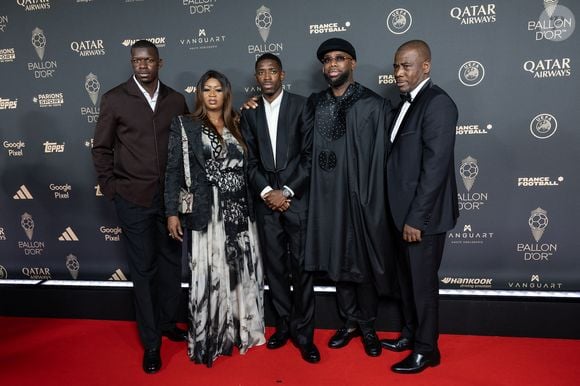 Moustapha Diatta, Fatimata Dembele, Ousmane Dembélé et Ousmane Dembélé Sr au photocall de la 69ème cérémonie du Ballon D'Or 2025 au théâtre du Châtelet à Paris, France, le 22 septembre 2025. © Cyril Moreau/Bestimage