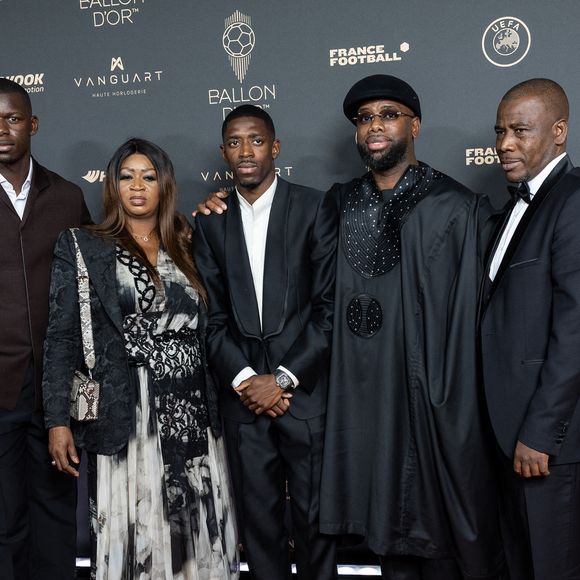 Moustapha Diatta, Fatimata Dembele, Ousmane Dembélé et Ousmane Dembélé Sr au photocall de la 69ème cérémonie du Ballon D'Or 2025 au théâtre du Châtelet à Paris, France, le 22 septembre 2025. © Cyril Moreau/Bestimage