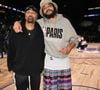 Le duo père-fille ressort les bras chargés de gourmandises avant de s'installer sur un escalier pour commencer la dégustation. 

Jalen Rose et Joakim Noah lors du match "San Antonio Spurs - Pacers Indiana (98-136)" dans le cadre des NBA Paris Games 2025 à l'Accord Arena Bercy à Paris, le 26 janvier 2025.
© Ramsamy Veeren/Bestimage