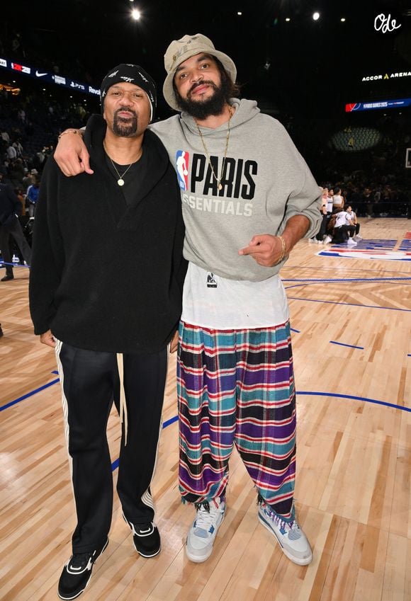 Le duo père-fille ressort les bras chargés de gourmandises avant de s'installer sur un escalier pour commencer la dégustation. 

Jalen Rose et Joakim Noah lors du match "San Antonio Spurs - Pacers Indiana (98-136)" dans le cadre des NBA Paris Games 2025 à l'Accord Arena Bercy à Paris, le 26 janvier 2025.
© Ramsamy Veeren/Bestimage