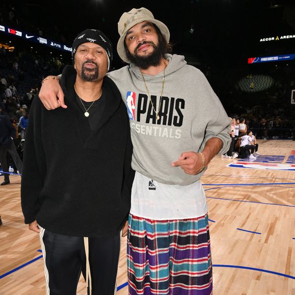 Le duo père-fille ressort les bras chargés de gourmandises avant de s'installer sur un escalier pour commencer la dégustation. 

Jalen Rose et Joakim Noah lors du match "San Antonio Spurs - Pacers Indiana (98-136)" dans le cadre des NBA Paris Games 2025 à l'Accord Arena Bercy à Paris, le 26 janvier 2025.
© Ramsamy Veeren/Bestimage
