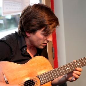 Mais ici, le confort y est rudimentaire, comme il l'a confié aux journalistes du magazine "Elle".

Thomas Dutronc lors de l’inauguration de l’espace Django Reinhardt au restaurant La Chope des Puces à Saint-Ouen, France, le 11 mai 2009.