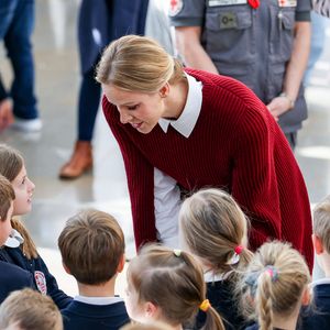 La princesse Charlène de Monaco au Grimaldi Forum, accompagnée du champion monégasque de descente en apnée, Pierre Frolla, et la nouvelle directrice de sa Fondation Mme Anne Boggio, pour accueillir tous les élèves de Cours Préparatoire (CP) de Monaco (316 enfants) pour une matinée de sensibilisation à la prévention de la noyade à Monaco, le 28 novembre 2025. Claudia Albuquerque/Bestimage