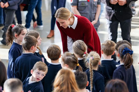 La princesse Charlène de Monaco au Grimaldi Forum, accompagnée du champion monégasque de descente en apnée, Pierre Frolla, et la nouvelle directrice de sa Fondation Mme Anne Boggio, pour accueillir tous les élèves de Cours Préparatoire (CP) de Monaco (316 enfants) pour une matinée de sensibilisation à la prévention de la noyade à Monaco, le 28 novembre 2025. Claudia Albuquerque/Bestimage