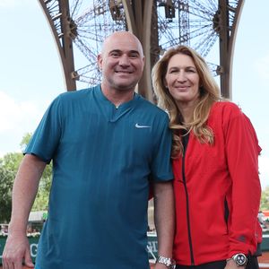 Un joli cliché qui a naturellement fait le bonheur de milliers d'internautes ! 

Steffi Graf et son mari André Agassi - Tournoi des "Longines Future Tennis Aces" sur le court en terre battue installé sous la Tour Eiffel dans le cadre de l'opération "Roland-Garros dans la Ville" à Paris, le 2 juin 2018. © Jacovides/Moreau/Bestimage