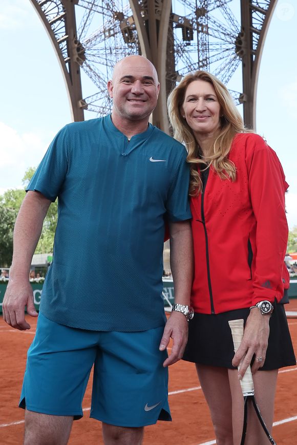 Un joli cliché qui a naturellement fait le bonheur de milliers d'internautes ! 

Steffi Graf et son mari André Agassi - Tournoi des "Longines Future Tennis Aces" sur le court en terre battue installé sous la Tour Eiffel dans le cadre de l'opération "Roland-Garros dans la Ville" à Paris, le 2 juin 2018. © Jacovides/Moreau/Bestimage