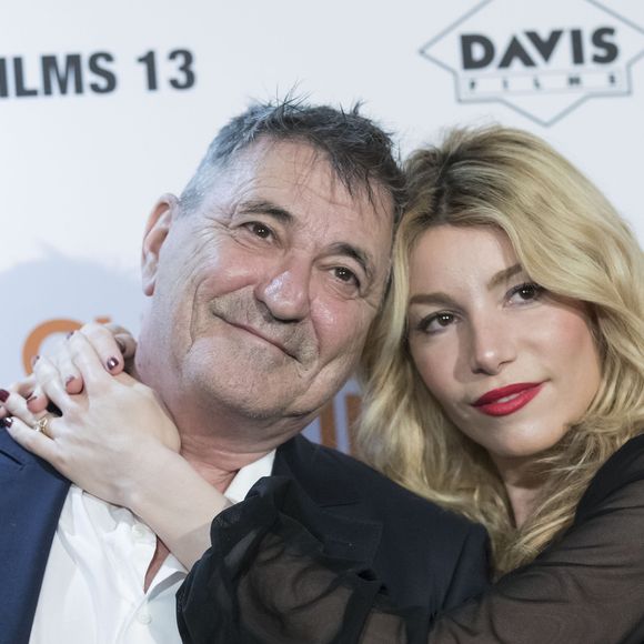 Et de compléter : "Tout le monde me disait : 'Quand tu aurais 40 ans, il en aura 70'. Eh bien on y est ! Avec ce que ça implique de désagréments, ça reste la plus belle aventure de ma vie d'avoir épousé Jean-Marie Bigard". C'est dit !

Jean-Marie Bigard et et sa femme Lola Marois (Lola Bigard) lors de l'avant-première du film "Chacun sa vie" au cinéma UGC Normandie à Paris, France, le 13 mars 2017. © Olivier Borde/Bestimage