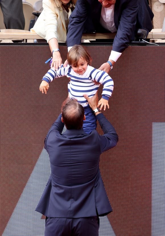 Rafael Nadal et son fils Rafael Junior - Hommage à Rafael Nadal lors des internationaux de France de tennis à Roland Garros le 25 mai 2025.

© Dominique Jacovides / Cyril Moreau / Bestimage