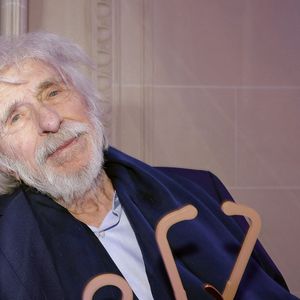 Portrait de Pierre Richard lors de la cérémonie des Stéthos d'Or 2024 à Paris. Le 19 mars 2024. © Cédric Perrin / Bestimage