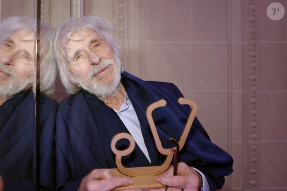 Portrait de Pierre Richard lors de la cérémonie des Stéthos d'Or 2024 à Paris. Le 19 mars 2024. © Cédric Perrin / Bestimage