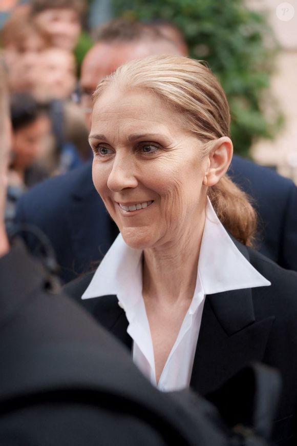 Celine Dion quitte son hôtel à Paris, France, le 23 juillet 2024 avant la cérémonie d'ouverture des Jeux Olympiques de 2024. Photo by Splash News/ABACAPRESS.COM