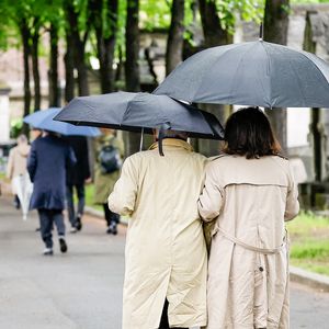 Anne Sinclair et son mari Pierre Nora - Sorties des obsèques de l'avocat pénaliste, ancien ministre, grand officier de la Légion d'honneur, Georges Kiejman au cimetière du Montparnasse dans le 14ème arrondissement de Paris, France, le 12 mai 2023. © Cyril Moreau/Bestimage