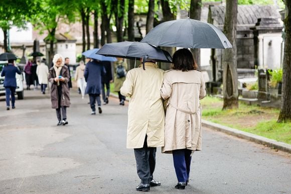 Anne Sinclair et son mari Pierre Nora - Sorties des obsèques de l'avocat pénaliste, ancien ministre, grand officier de la Légion d'honneur, Georges Kiejman au cimetière du Montparnasse dans le 14ème arrondissement de Paris, France, le 12 mai 2023. © Cyril Moreau/Bestimage