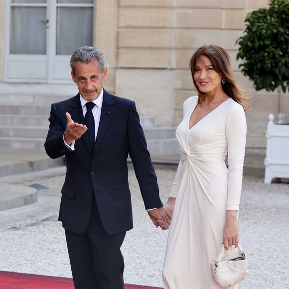 Nicolas Sarkozy et sa femme Carla Bruni-Sarkozy (robe Ralph Lauren)  - Dîner d'état en l'honneur du président des Etats-Unis et sa femme au palais de l'Elysée à Paris, à l'occasion de leur visite officielle en France. Le 8 juin 2024
© Jacovides-Moreau / Bestimage