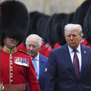 Le président Trump et le roi Charles III d'Angleterre passent en revue la garde d'honneur à leur arrivée au château de Windsor, lors de la deuxième visite d'État du président américain au Royaume-Uni, à Windsor, dans le Berkshire, le 17 septembre 2025.