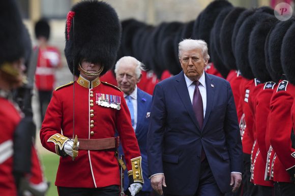 Le président Trump et le roi Charles III d'Angleterre passent en revue la garde d'honneur à leur arrivée au château de Windsor, lors de la deuxième visite d'État du président américain au Royaume-Uni, à Windsor, dans le Berkshire, le 17 septembre 2025.
