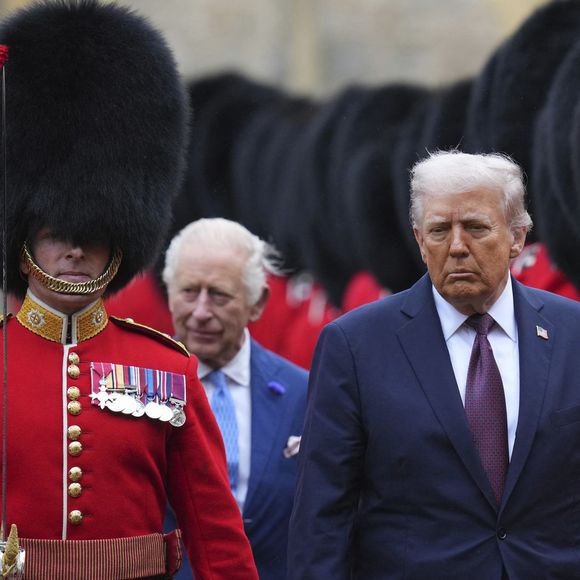 Le président Trump et le roi Charles III d'Angleterre passent en revue la garde d'honneur à leur arrivée au château de Windsor, lors de la deuxième visite d'État du président américain au Royaume-Uni, à Windsor, dans le Berkshire, le 17 septembre 2025.