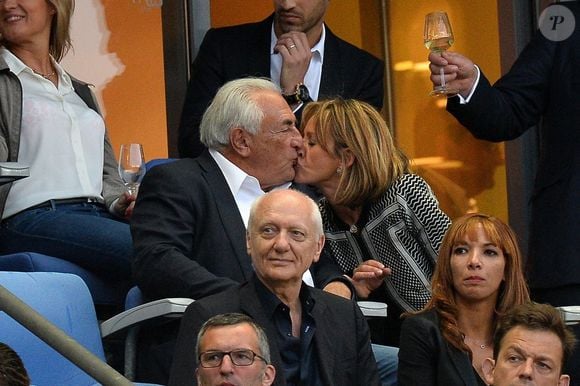 Dominique Strauss-Kahn et Myriam L'Aouffir assistent à la finale de la Coupe de France de football entre le Paris Saint Germain (PSG) et Auxerre (AJA) le 30 mai 2015 au Stade de France à Saint-Denis, au nord de Paris.