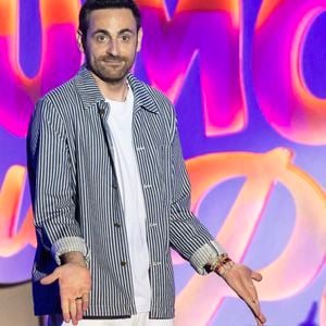 Exclusif - Camille Combal, Kev Adams - Enregistrement de l'émission "L'humour à la plage" pour la 2eme édition du festival de Juan les Pins à la pinède Gould le 27 juin 2025. C'est l'humoriste français Kev Adams qui a initié et mis en scène ce festival dans la ville de ses grands-parents où il a passé ses vacances quand il était plus jeune. Sa grand-mère fait partie du Show aux côtés d'un plateau d'humoristes exceptionnels.
Après le succès de la première édition, TF1 et Kev Adams vous donnent rendez-vous pour une nouvelle soirée d'humour inédite et festive. Tourné face à la mer, dans l'écrin magique de la pinède Gould à Juan-les-Pins, " L'Humour à la Plage " revient pour une 2e édition encore plus ambitieuse : un grand show à ciel ouvert, pour rire ensemble et démarrer l'été en beauté.
Une carte postale en guise de scène avec une ambiance unique ; Imaginé comme une véritable fête de l'humour à ciel ouvert, sous les pins, les pieds dans le sable et la tête dans les étoiles, " L'Humour à la Plage " rassemble le temps d'un soir les plus grands noms de l'humour avec des duos inédits, des sketchs exclusifs, des impros, des happenings, des surprises... et une énergie communicative portée par un public survolté. 
Une programmation exceptionnelle qui donne le sourire ; Pour cette 2ème édition, Kev Adams s'est entouré de Gad Elmaleh, Camille Lellouche, Maxime Gasteuil, Élodie Poux, Franck Dubosc, Marine Leonardi, Anne Roumanoff, Chantal Ladesou, Marie s'infiltre, Nino Arial, Az, Titoff, Kody... Et de nombreux invités-surprise que vous n'avez jamais vus sur la scène d'un gala d'humour.
Un spectacle familial, solaire et intergénérationnel ; Conçu pour rassembler toutes les générations, " L'Humour à la Plage " promet de faire du rire un moment de fête. Un show festif, solaire, et populaire, à savourer ensemble pour bien démarrer l'été.
L'émission du e gala " L'Humour à la Plage " sera diffusée sur TF1 le 15 juillet à 21h10 pour une soirée unique de rires et de surprises ! © Bruno Bebert / Bestimage