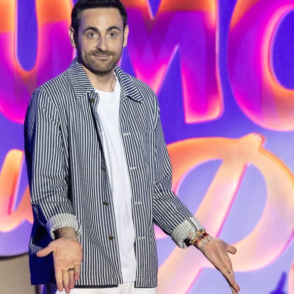 Exclusif - Camille Combal, Kev Adams - Enregistrement de l'émission "L'humour à la plage" pour la 2eme édition du festival de Juan les Pins à la pinède Gould le 27 juin 2025. C'est l'humoriste français Kev Adams qui a initié et mis en scène ce festival dans la ville de ses grands-parents où il a passé ses vacances quand il était plus jeune. Sa grand-mère fait partie du Show aux côtés d'un plateau d'humoristes exceptionnels.
Après le succès de la première édition, TF1 et Kev Adams vous donnent rendez-vous pour une nouvelle soirée d'humour inédite et festive. Tourné face à la mer, dans l'écrin magique de la pinède Gould à Juan-les-Pins, " L'Humour à la Plage " revient pour une 2e édition encore plus ambitieuse : un grand show à ciel ouvert, pour rire ensemble et démarrer l'été en beauté.
Une carte postale en guise de scène avec une ambiance unique ; Imaginé comme une véritable fête de l'humour à ciel ouvert, sous les pins, les pieds dans le sable et la tête dans les étoiles, " L'Humour à la Plage " rassemble le temps d'un soir les plus grands noms de l'humour avec des duos inédits, des sketchs exclusifs, des impros, des happenings, des surprises... et une énergie communicative portée par un public survolté. 
Une programmation exceptionnelle qui donne le sourire ; Pour cette 2ème édition, Kev Adams s'est entouré de Gad Elmaleh, Camille Lellouche, Maxime Gasteuil, Élodie Poux, Franck Dubosc, Marine Leonardi, Anne Roumanoff, Chantal Ladesou, Marie s'infiltre, Nino Arial, Az, Titoff, Kody... Et de nombreux invités-surprise que vous n'avez jamais vus sur la scène d'un gala d'humour.
Un spectacle familial, solaire et intergénérationnel ; Conçu pour rassembler toutes les générations, " L'Humour à la Plage " promet de faire du rire un moment de fête. Un show festif, solaire, et populaire, à savourer ensemble pour bien démarrer l'été.
L'émission du e gala " L'Humour à la Plage " sera diffusée sur TF1 le 15 juillet à 21h10 pour une soirée unique de rires et de surprises ! © Bruno Bebert / Bestimage