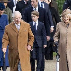 La magie de Noël a enfin débarqué chez les Windsor ! 

Le roi Charles III d'Angleterre et Camilla Parker Bowles, reine consort d'Angleterre, le prince William, prince de Galles, et Catherine (Kate) Middleton, princesse de Galles, avec leurs enfants le prince George de Galles, la princesse Charlotte de Galles et le prince Louis de Galles à Sandringham, dans le Norfolk.