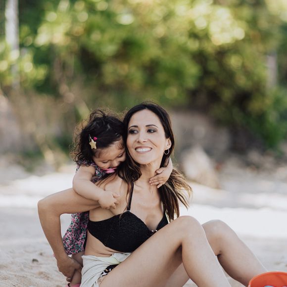 C'est le cas pour cette date importante, la fête des mères, où la comédienne de 45 ans a reçu un adorable cadeau de son enfant.

Exclusif - Fabienne Carat et sa fille Céleste profitent d'une journée à la plage sur l'île de la Réunion où Fabienne tourne un épisode de la série "Section de Recherches" le 8 juin 2023.  © Jules Legros / Bestimage