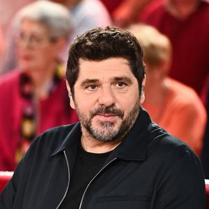 Patrick Fiori est une figure emblématique de la chanson française et coach de The Voice Kids.

Patrick Fiori - Enregistrement de l'émission Vivement dimanche, diffusée sur France 3. © Guillaume Gaffiot / Bestimage