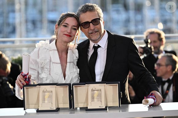 Le réalisateur brésilien Kleber Mendonca Filho pose avec sa partenaire, la productrice française Emilie Lesclaux, lors d'un photocall après avoir remporté le prix du meilleur réalisateur pour le film "O Agente Secreto" (L'agent secret) et le prix du meilleur acteur au nom de l'acteur brésilien Wagner Moura, lors de la cérémonie de clôture de la 78e édition du Festival de Cannes à Cannes, France, le 24 mai 2025. Photo de David Niviere/ABACAPRESS.COM