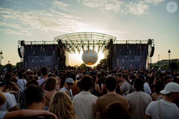 Ambiance - Soirée du "Grand Concert de la fête de la musique" au Jardin des Tuileries, autour de la vasque olympique, présentée par D. Bürki et M. Bouhafsi et retransmis en direct sur France 2 à Paris le 21 juin 2025. © Marc Ausset-Lacroix - Jack Tribeca - Christophe Clovis / Bestimage