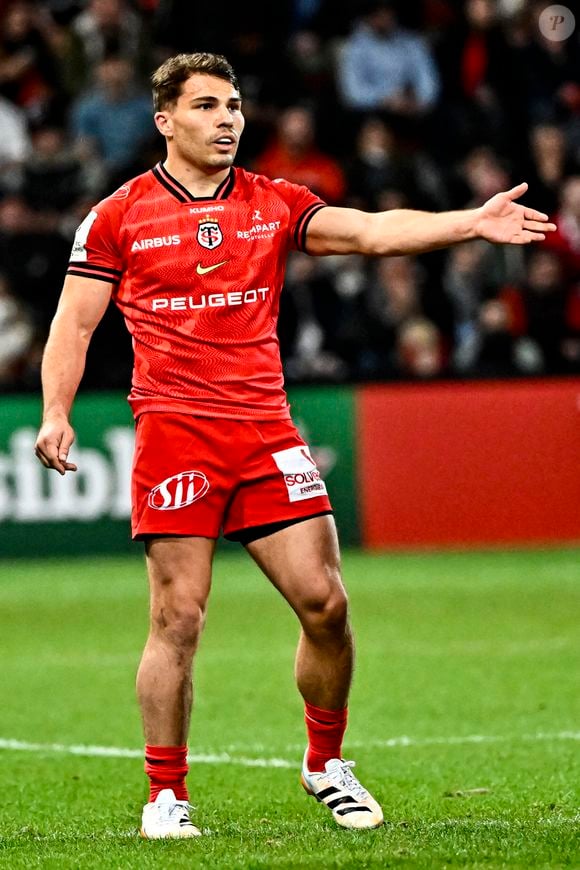 Antoine Dupont (st) - Toulouse bat les Sharks (56 - 19) lors de la Coupe d'Europe de rugby, sous le regard de T.Pesquet, à Toulouse, le 7 décembre 2025.
© Thierry Breton / PsnewZ / Bestimage