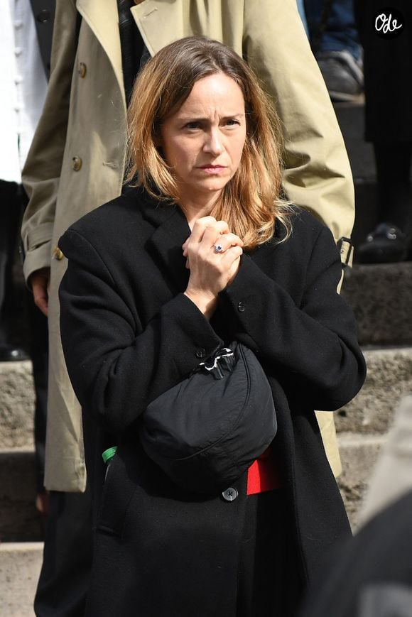Delphine Depardieu, très proche du comédien, était notamment présente aux côtés d’Olivier Sitruk et de Patrick Chesnais.

Exclusif - Delphine Depardieu - Obsèques d'Arnaud Denis en l'Eglise Saint Roch à Paris, le 1er octobre 2026.