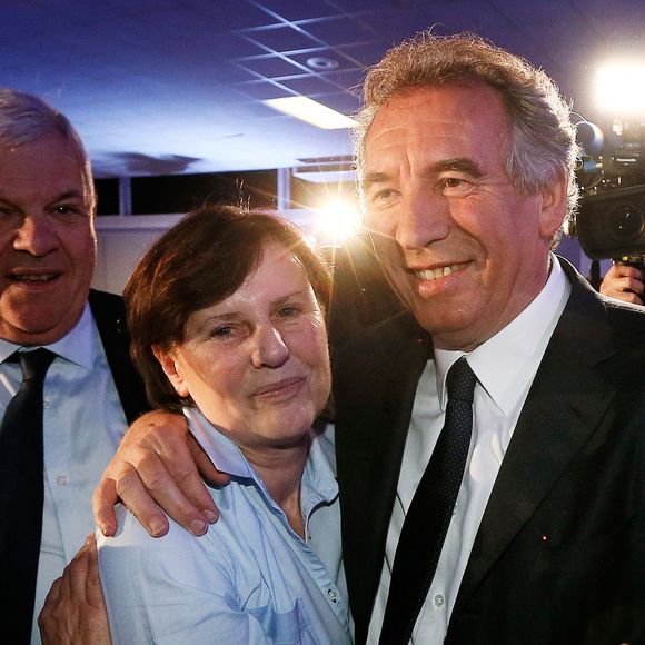 Une complicité qui s’exprime aussi dans leur humour, comme en témoigne la confidence de 2007 sur sa « virilité ».


Président du Parti du Centre (MoDem) et candidat à la mairie de Pau, François Bayrou célèbre avec sa femme Elisabeth après avoir remporté le vote à l'issue du second tour des élections municipales françaises, à Pau, dans le sud-ouest de la France, le 30 mars 2014. Photo by Patrick Bernard/ABACAPRESS.COM