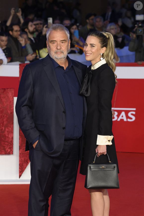 Ils s’étaient rencontrés en 2023 sur le plateau des Grandes Gueules sur RMC.

Luc Besson, Sarah Saldmann à la première du film "Dracula" de L.Besson lors de la 20ème édition du festival du film de Rome le 24 octobre 2025. Photo par SGP / BESTIMAGE